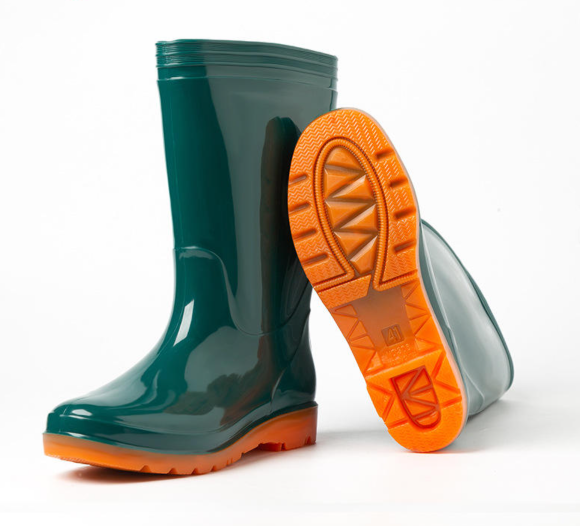 Krainy buty do deszczu na zewnątrz